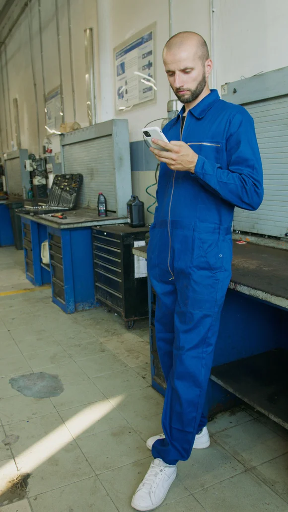 Hydraulik Michał przyjmujący zgłoszenie telefoniczne do awarii