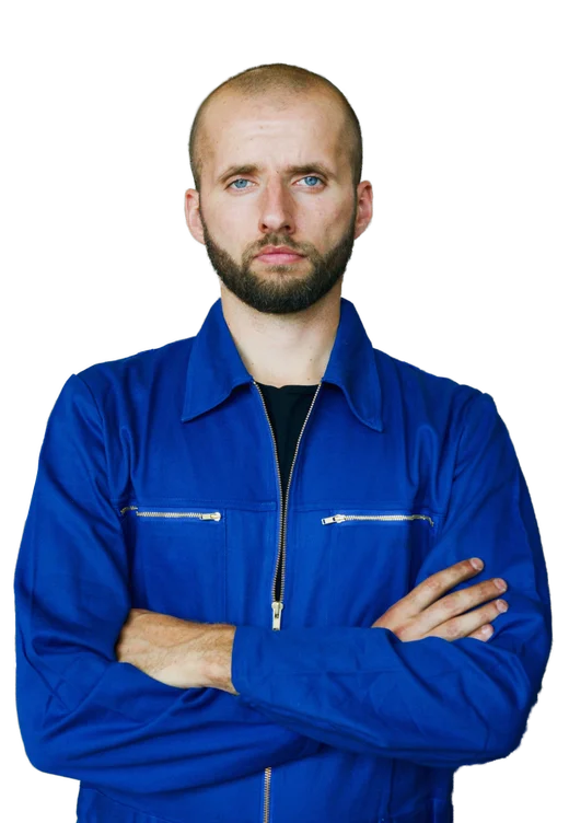 Mistrz hydrauliki Tomasz Kowalski w stroju roboczym